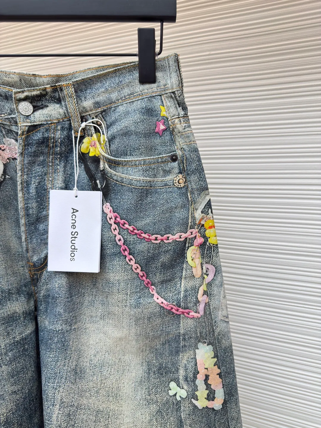 Acne Studios chain 3D printed straight shorts ●Authentic product: purchased and developed by 3174 ●Item number: 1680155-A65 ●Material: denim ●Technology: Printing ●Version: fitted version ●Weight: 440g ●Size: 42-44-46-48-50-52 ●Description: 1981M jeans are loosely cut, low-waisted, wide-legged and long. Decorated with a seasonal trompe l'oeil print and made from mid-blue washed non-stretch denim. The overall wiring is straight and delicate, the fabric is comfortable and soft, and the color is consistent without color difference. It can be matched with the same style to create a fashionable look and control various occasions. Customized accessories, complete with three standards, same style for men and women!